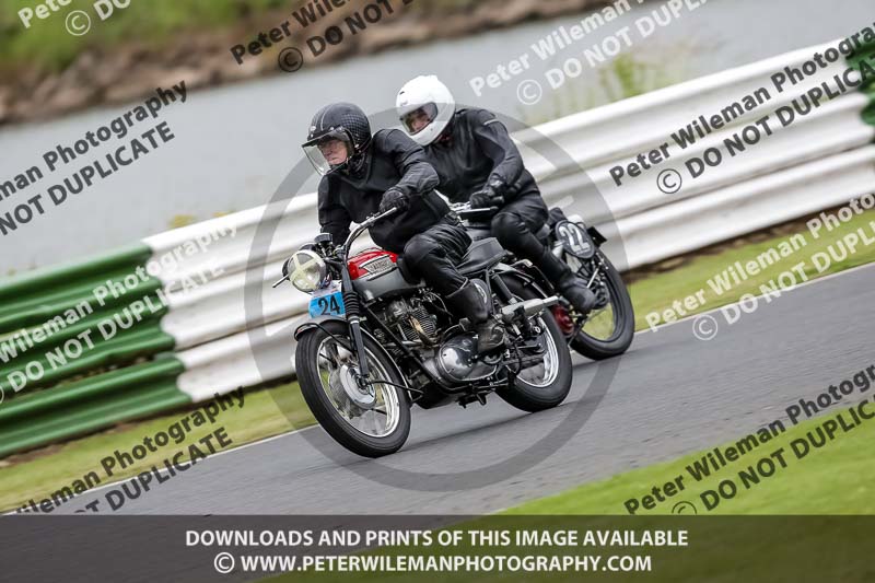 Vintage motorcycle club;eventdigitalimages;mallory park;mallory park trackday photographs;no limits trackdays;peter wileman photography;trackday digital images;trackday photos;vmcc festival 1000 bikes photographs